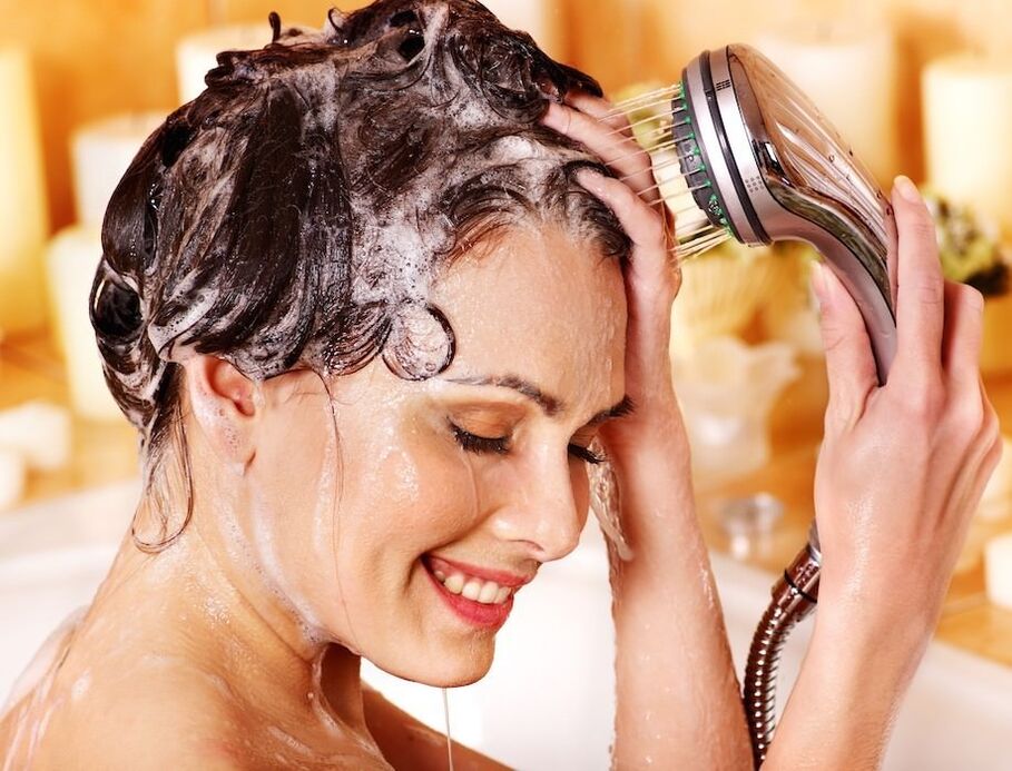With psoriasis of the scalp, it is necessary to wash off with a medicated shampoo